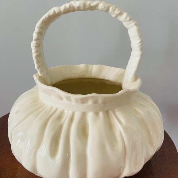 Vintage off-white ceramic decorative basket with a ruffled rim and handle - Picture 1 of 7